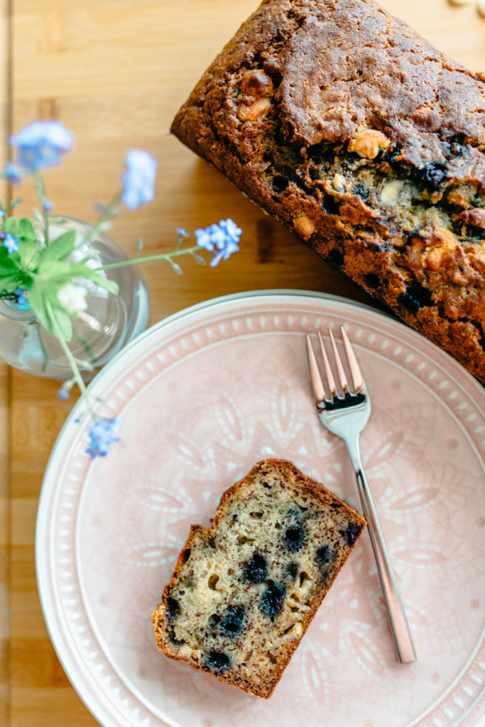 Bananenbrot mit weißer Schokolade und Blaubeeren