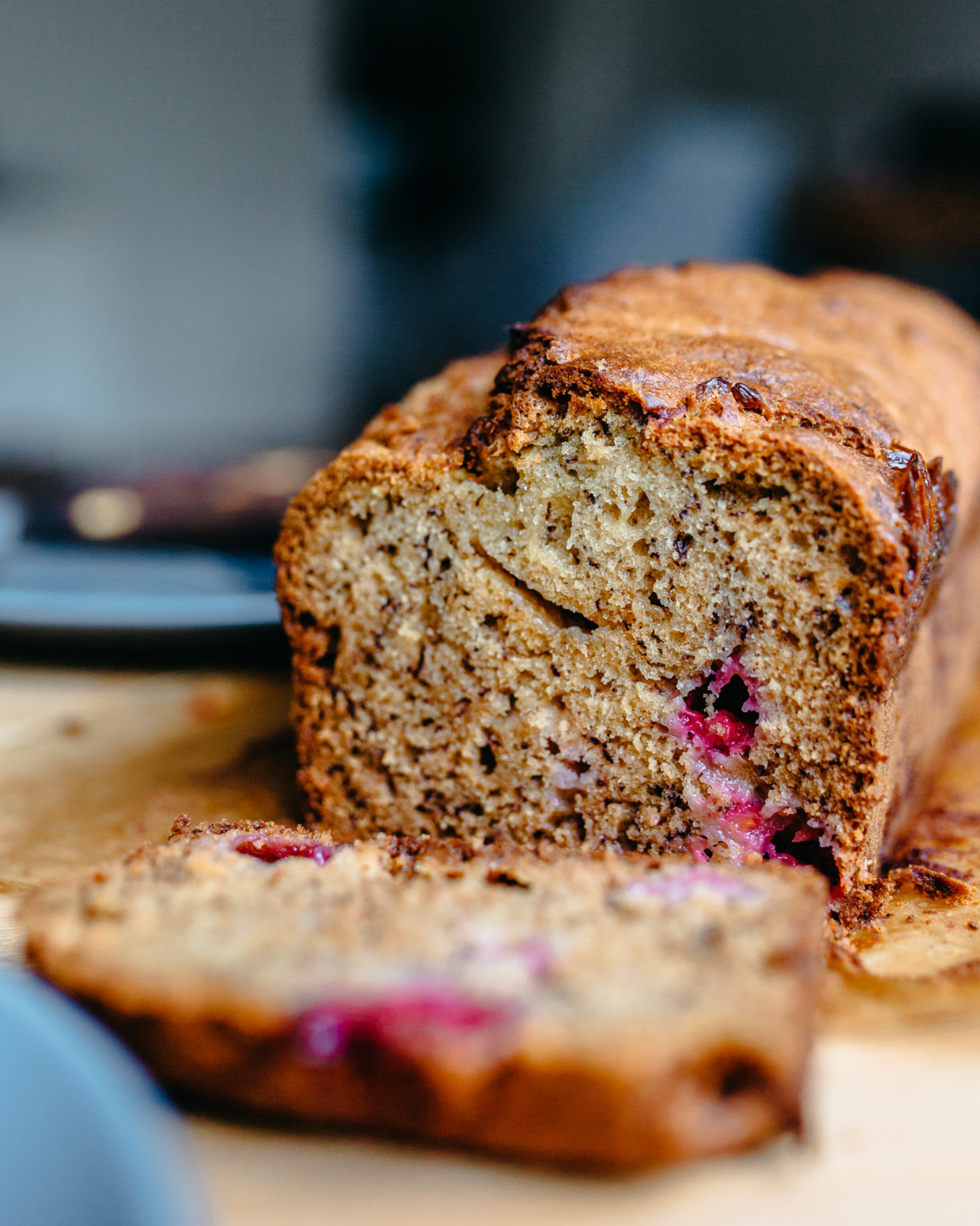 Bananenbrot mit weißer Schokolade und Himbeeren