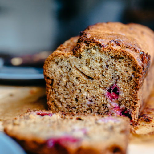 Bananenbrot mit weißer Schokolade und Himbeeren