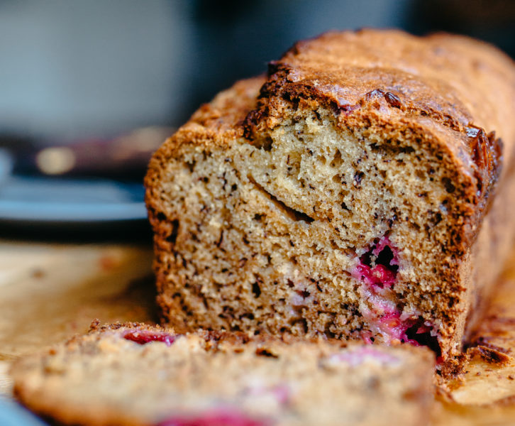 Bananenbrot mit weißer Schokolade und Himbeeren