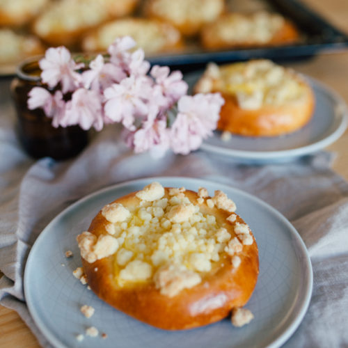 Hefeteilchen mit Pudding und Streuseln