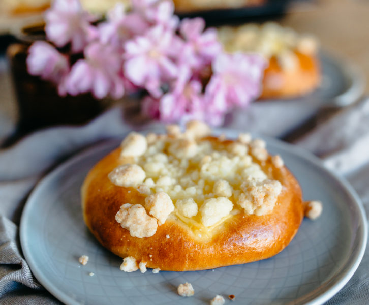 Hefeteilchen mit Pudding und Streuseln