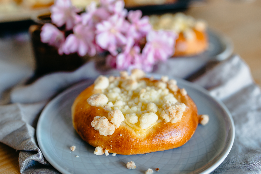 Hefeteilchen mit Pudding und Streuseln