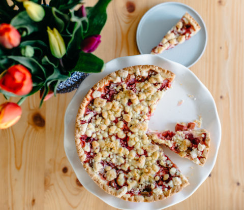 Rhabareberkuchen mit Streusel und Pudding