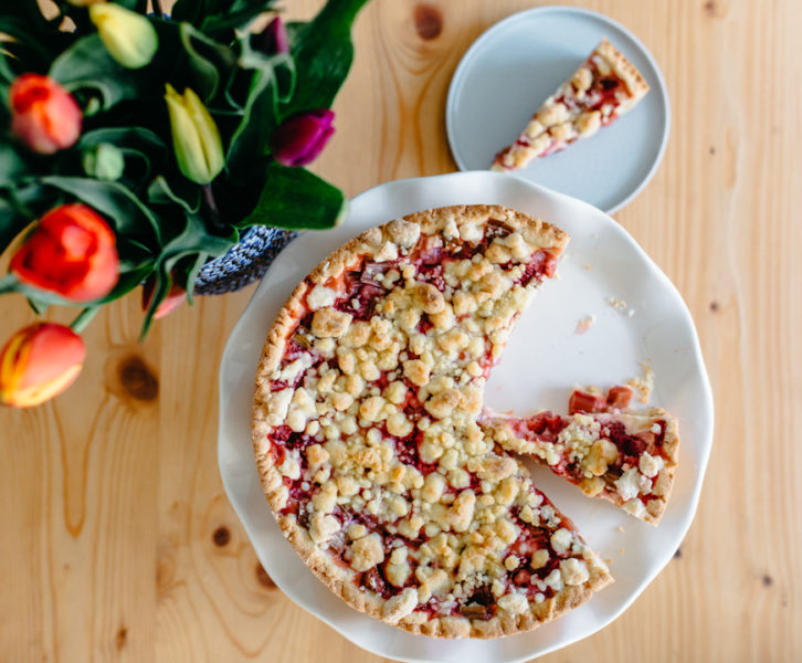 Rhabareberkuchen mit Streusel und Pudding