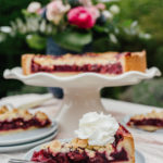 Kirschstreusel Kuchen mit Sahne