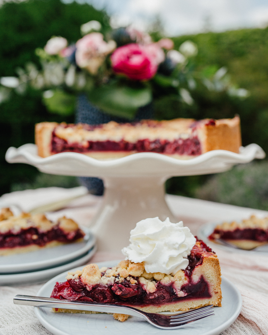 Kirschstreusel Kuchen mit Sahne
