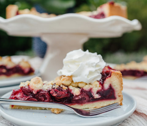 Kirschstreuselkuchen mit Schlagsahne