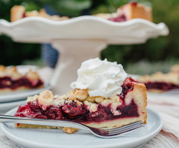 Kirschstreuselkuchen mit Schlagsahne