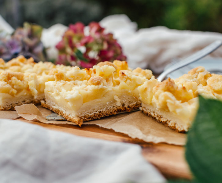 Apfelkuchen mit Pudding und Streuseln