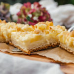 Apfelkuchen mit Pudding und Streuseln