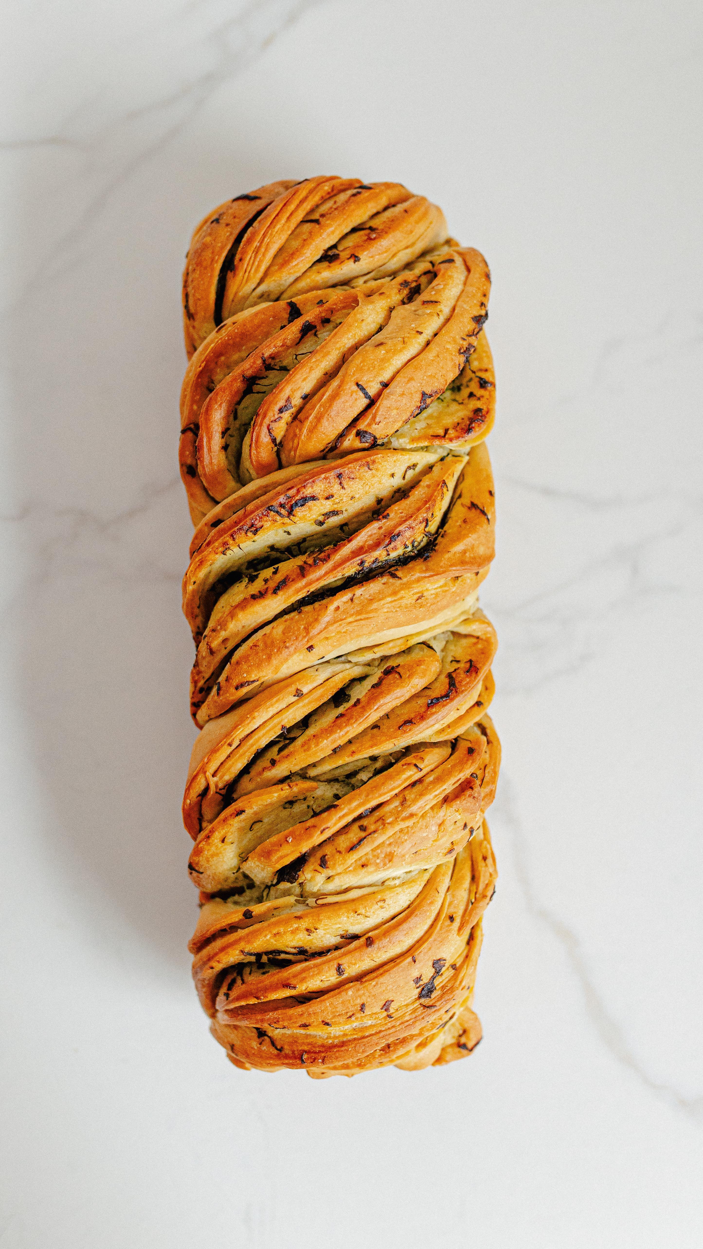 Müsst ihr probieren, bevor die Bärlauchsaison zu Ende geht! 🤩 Am besten direkt abspeichern!

🌿Bärlauch Babka 

🤍Hefeteig
500g Mehl
1 Tütchen Trockenhefe
1 tl Salz
1 tl Zucker
250 ml lauwarmes Wasser
60 ml Olivenöl 

🤍Bärlauchbutter
125 g Butter
50-75g Bärlauch
Salz, Pfeffer
Optional: Zitrinenabrieb & Parmesan 

➡️ Mehl, Trockenhefe, Salz und Zucker in der Rührschüssel mischen. Wasser und Olivenöl hinzugeben und 10 Minuten mit den Knethaken des Rührgeräts kneten. Teig in der Rührschüssel zu einem Ball formen und abgedeckt 1 Stunde gehen lassen. 

➡️ Weiche Butter mit gehacktem Bärlauch, Salz und Pfeffer mischen. Schmeckt auch toll mit etwas frischem Zitronenabrieb oder geriebenem Parmesan! 

➡️ Teig auf einer leicht bemehlten Fläche zu einem großen Rechteck ausrollen (etwa so groß wie ein Backblech). Mit der weichen Bärlauchbutter bestreichen. Von der kurzen Seite eng aufrollen. Rolle längs mit einem scharfen Messer halbieren. Stränge miteinander verkordeln. Babka in eine mit Backpapier ausgelegte Kastenform legen und abdecken. 20 Minuten gehen lassen. 

➡️ Ofen auf 180Grad Umluft vorheizen. Babka 30 Minuten backen, kurz in der Form auskühlen lassen, vorsichtig aus der Form lösen. 

Schmeckt auch mit jeder anderen Kräuterbutter. 

#bärlauch #bärlauchrezepte #bärlauchbutter #babka #osterrezept